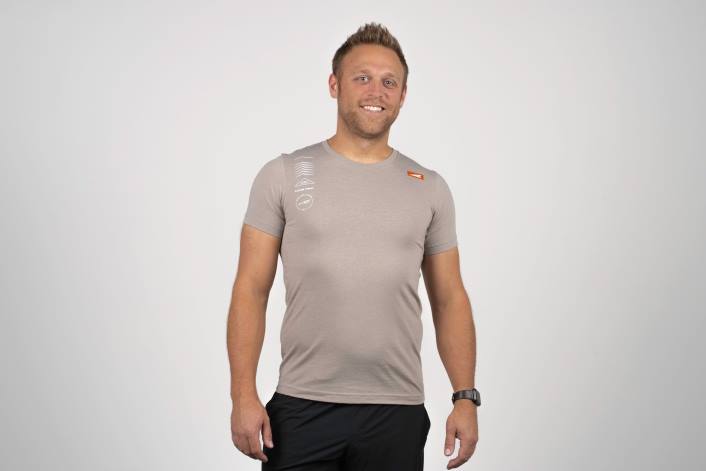 mężczyźni męska legenda z krótkim rękawem w kolorze taupe DN82347 kolor ciemnoszary Altra